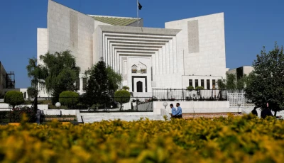 police officers walk past the supreme court of pakistan building in islamabad pakistan april 6 2022 reuters