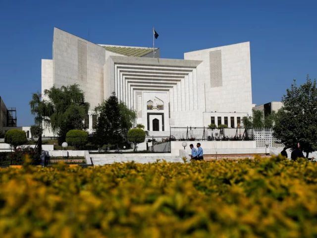 police officers walk past the supreme court of pakistan building in islamabad pakistan april 6 2022 reuters police officers walk past the supreme court of pakistan building in islamabad pakistan april 6 2022 reuters