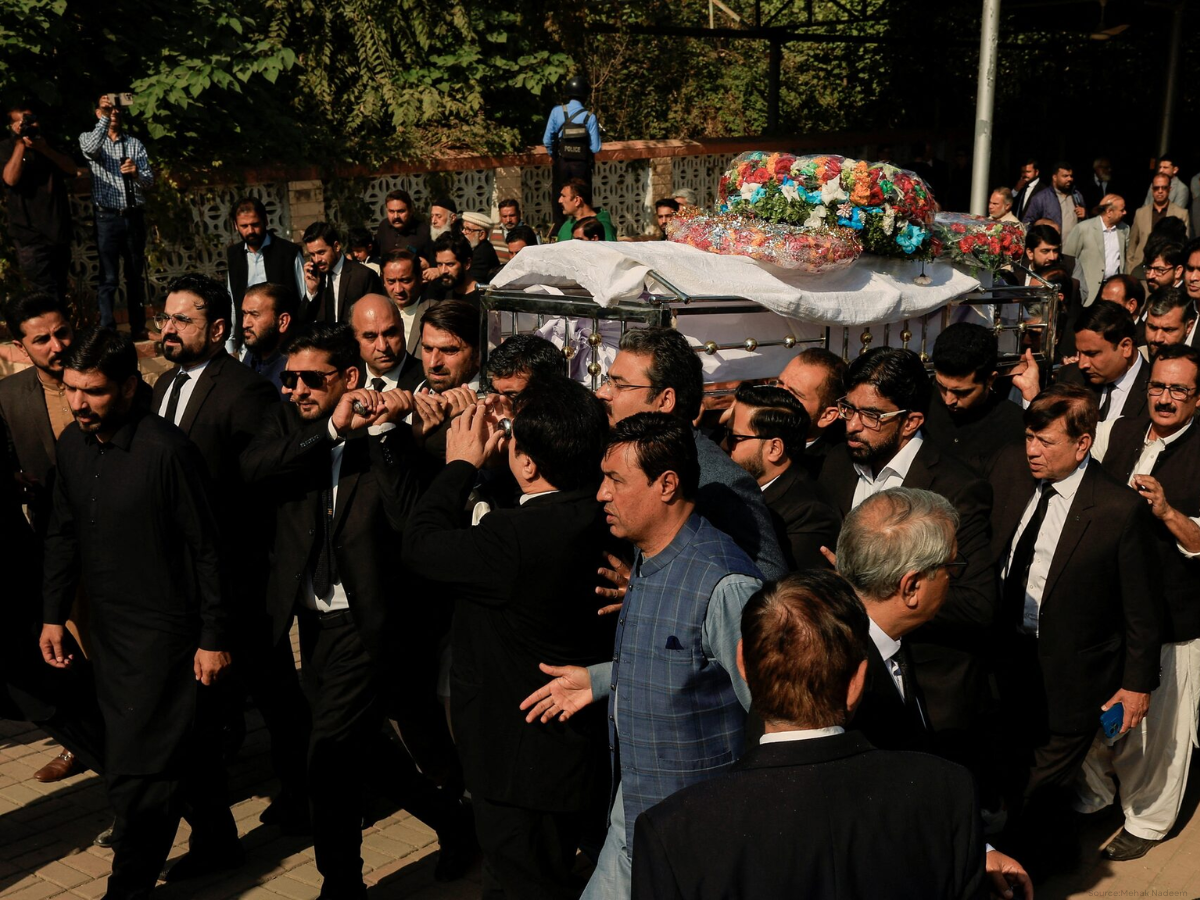 Lawyers carry the coffin of Zubair Aslam Ghuman, a lawyer who was killed yesterday in a blast outside district court building [Reuters]
