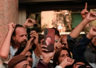 a supporter of jailed former prime minister imran khan s pakistan tehreek e insaf pti party holds a mobile phone with a photo of khan during a protest over concerns about their leader s health in karachi pakistan november 28 2025 reuters