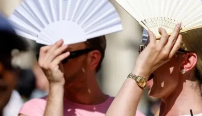 tourists protect themselves with fans against the sun at munich s marienplatz square on june 29 2025 in southern germany afp