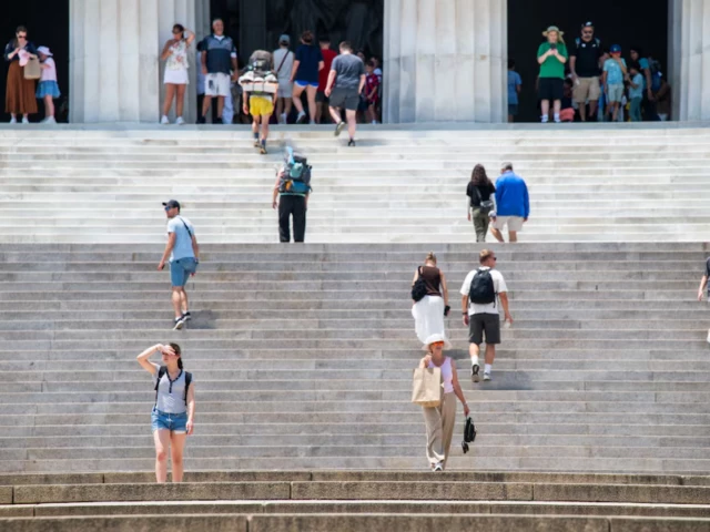 a person descending the stairs of the lincoln memorial covers her face with her hand amid a heatwave in washington dc us photo reuters a person descending the stairs of the lincoln memorial covers her face with her hand amid a heatwave in washington dc us photo reuters
