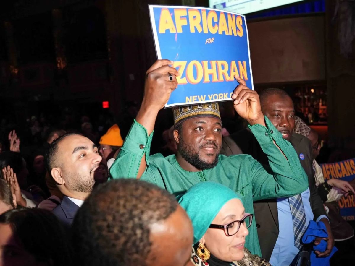 نیو یارک شہر کے میئر کے امیدوار زوہران ممدانی 4 نومبر ، 2025 کو نیو یارک کے بروکلین میں بروکلین پیراماؤنٹ تھیٹر میں انتخابی رات کے پروگرام کے دوران مناتے ہیں۔ - اے ایف پی۔