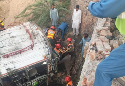 passenger bus overturned and plunged into a drainage channel near fatehke in pindi bhattian photo express passenger bus overturned and plunged into a drainage channel near fatehke in pindi bhattian photo express
