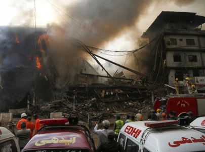 fire at karachi s gul plaza kills 6 injures 20 blaze still not fully under control