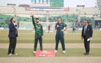 pakistan opt to bat after winning toss in 2nd australia t20i