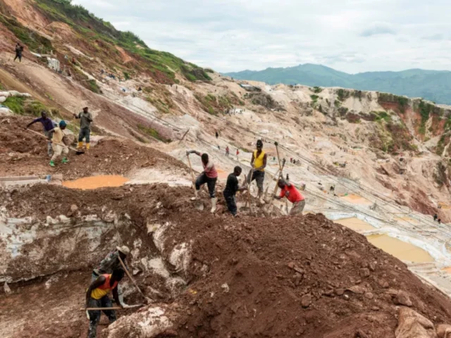labourers dig at the rubaya coltan mine in the town of rubaya photo reuters labourers dig at the rubaya coltan mine in the town of rubaya photo reuters