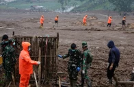 indonesian rescue members search for victims at the site of a landslide following heavy rains in pasir langu village photo reuters indonesian rescue members search for victims at the site of a landslide following heavy rains in pasir langu village photo reuters