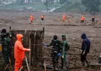 indonesian rescue members search for victims at the site of a landslide following heavy rains in pasir langu village photo reuters indonesian rescue members search for victims at the site of a landslide following heavy rains in pasir langu village photo reuters
