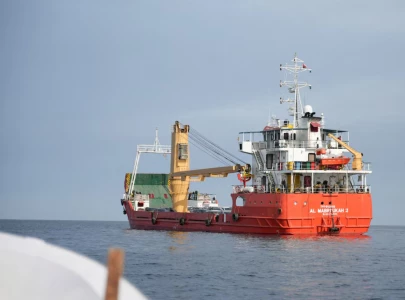 us begins iran port blockade oil prices ease on hopes for dialogue