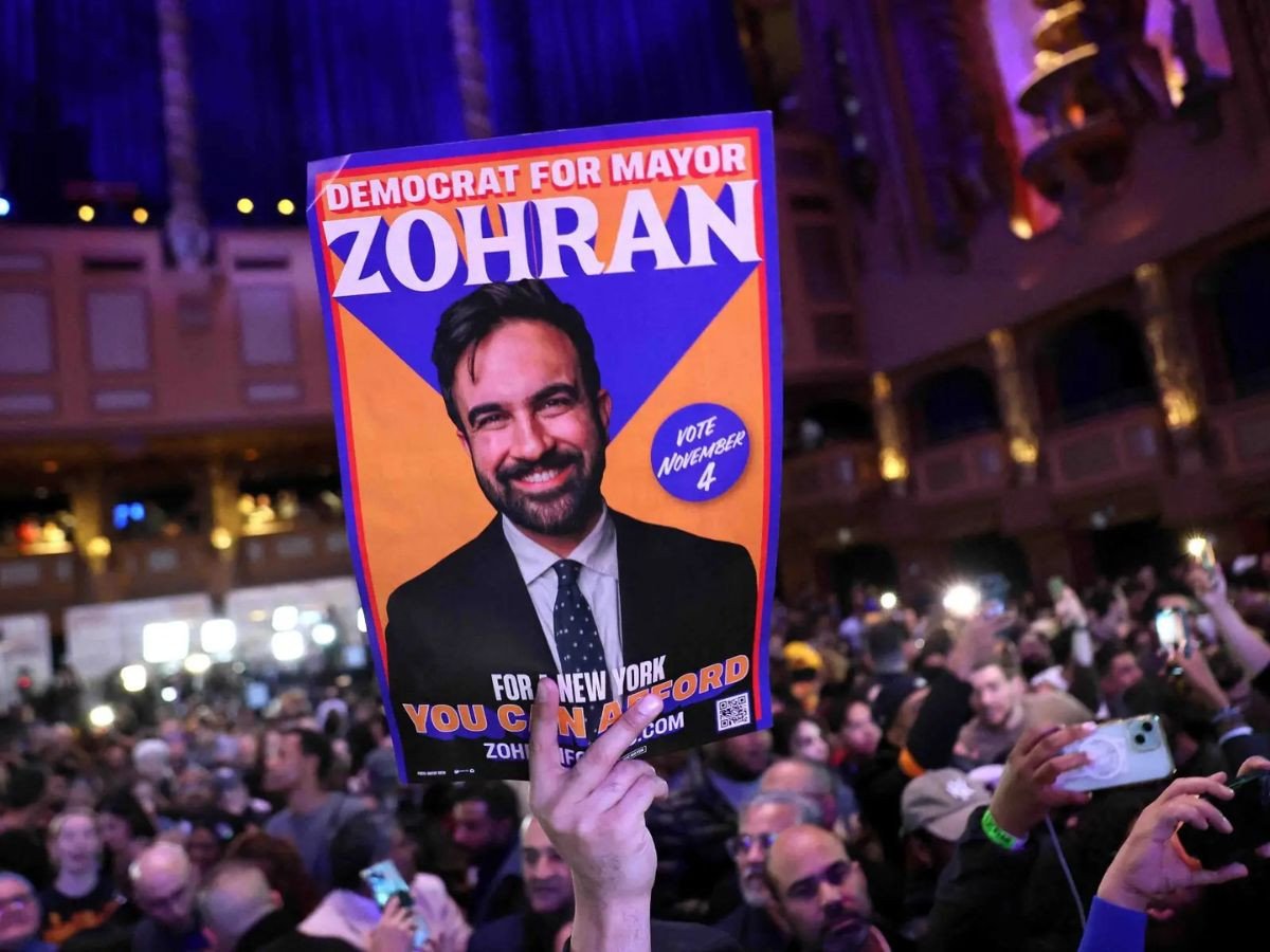 نیو یارک شہر کے بروکلین بورو میں 4 نومبر ، 2025 کو بروکلین پیراماؤنٹ میں نیو یارک سٹی ڈیموکریٹک میئر کے امیدوار زہران ممدانی کے لئے الیکشن واچ پارٹی میں حامی۔ - AFP