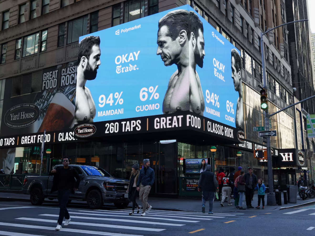 ایک ٹائمز اسکوائر ڈسپلے نیو یارک کے میئرل ریس پر دائو کی تشہیر کرتا ہے جس میں زوہران ممدانی اور اینڈریو کوومو ، نیو یارک شہر ، امریکہ ، 4 نومبر ، 2025 میں شامل ہیں۔ رائٹرز