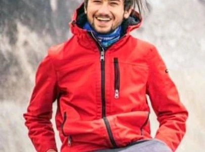 minister hails pakistani team for scaling everest minister hails pakistani team for scaling everest