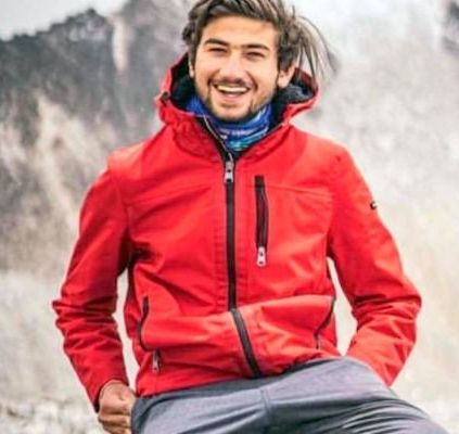 19 year old shehroze kashif successfully climbs mount everest