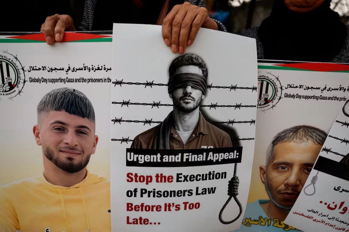 Palestinians hold placards as they take part in a protest against the execution of the Israeli death penalty law for Palestinians convicted of lethal attacks, in Ramallah in the Israeli-occupied West Bank, March 31, 2026.PHOTO: REUTERS