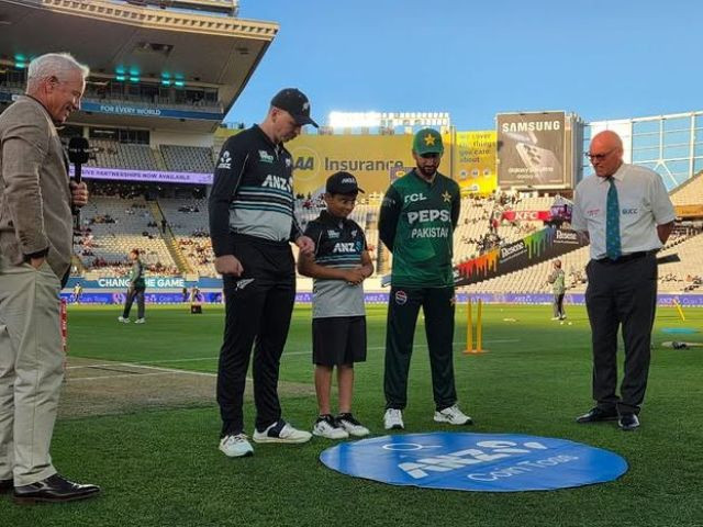 Pakistan win toss, elect to bowl first in must-win third T20I against NZ | The Express Tribune