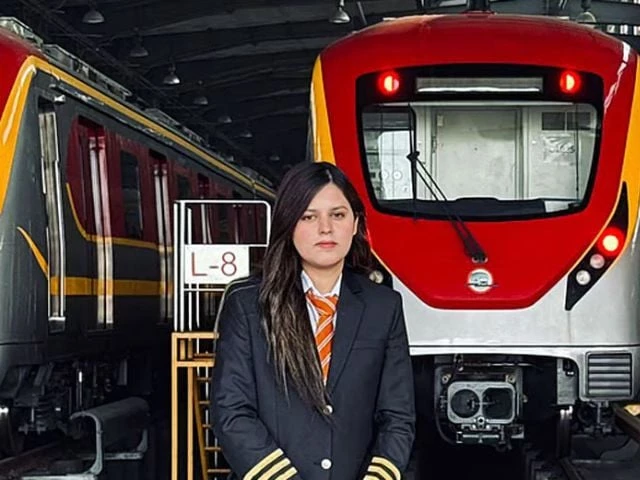 Nida Saleh becomes first Pakistani female train driver | The Express Tribune