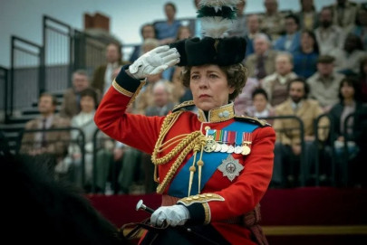 the crown maker announces halt in filming in respect of queen elizabeth s demise
