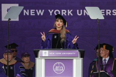 that s dr taylor swift for you singer receives honourary doctorate from nyu