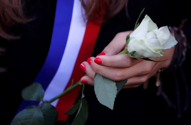 A protester holds a white rose during a demonstration against a reform bill that will widen access to medically assisted procreation to lesbian couples and single women, PHOTO: REUTERS