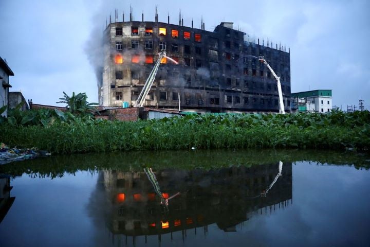 بنگلہ دیش کے جوس فیکٹری میں آگ لگنے سے تین افراد ہلاک ، متعدد کا خدشہ پھنس گیا |  ایکسپریس ٹریبون