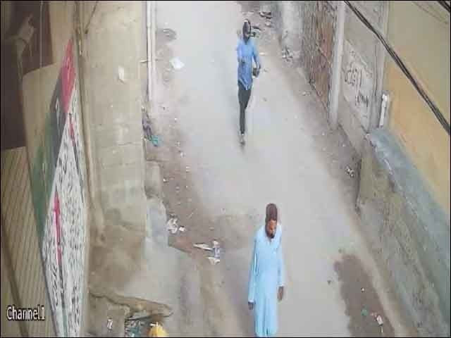 political activist naeem manages to run away while the attacker flees the scene as well in karachi on may 1 2023 screengrab political activist naeem manages to run away while the attacker flees the scene as well in karachi on may 1 2023 screengrab