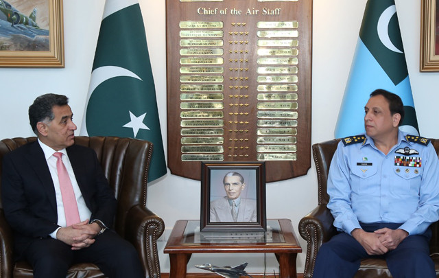 dg isi lieutenant general faiz hameed meets chief of air staff air chief marshal zaheer ahmed baber sidhu on november 10 2021 photo paf