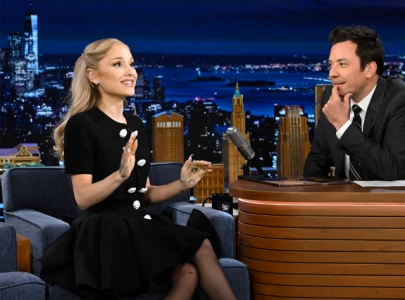 ariana grande and jimmy fallon recreate viral wizard of oz meme on the tonight show