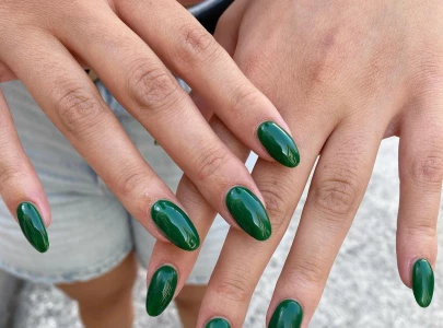 23 dark green nail designs that are totally envy worthy