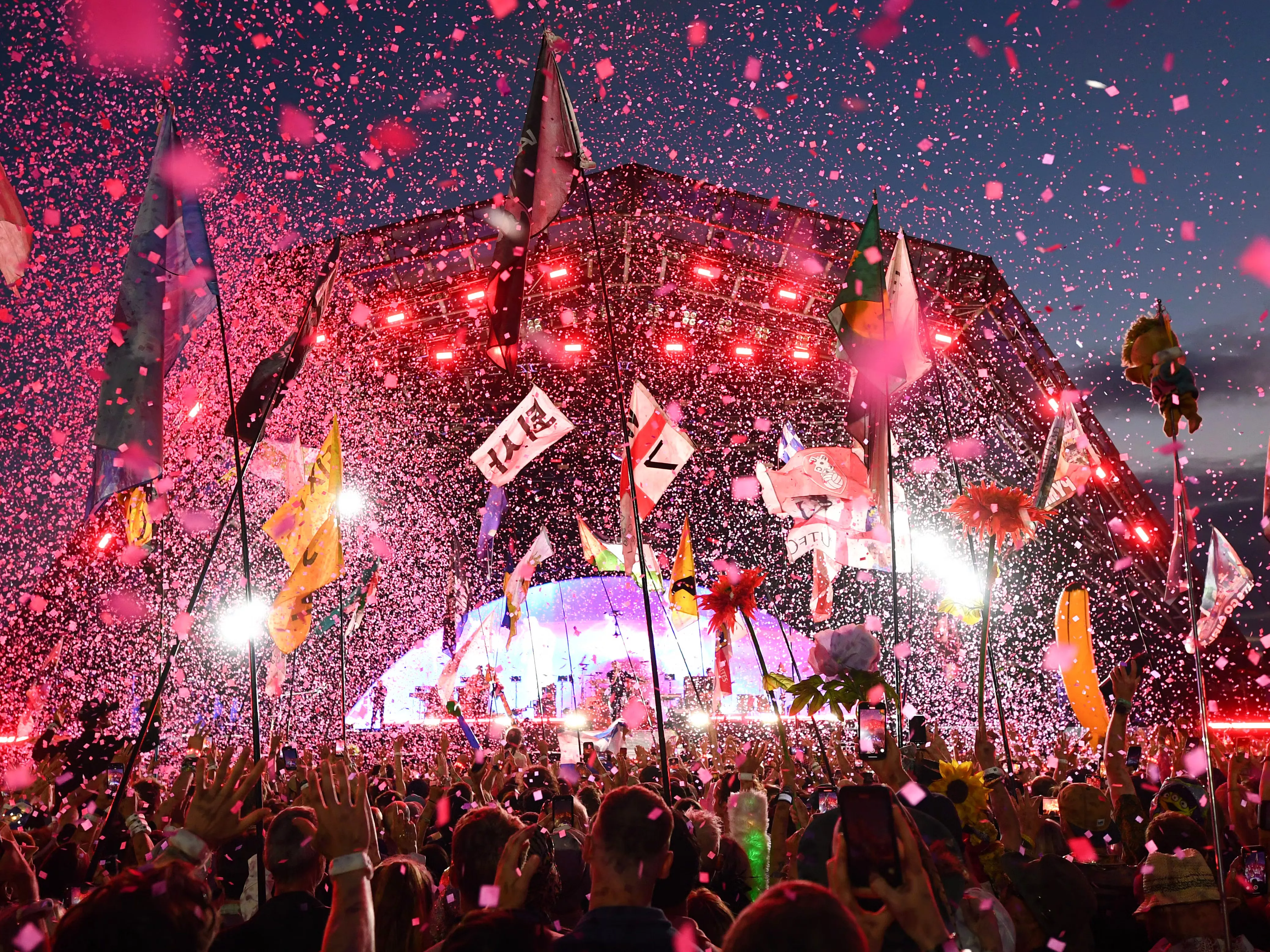 going green music festivals wage battle against massive carbon footprint left by megastars going green music festivals wage battle against massive carbon footprint left by megastars