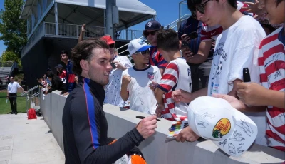 usmnt midfielder brenden aaronson signs autographs during a community team training session in preparation for the 2026 fifa world cup at great park championship soccer stadium reuters