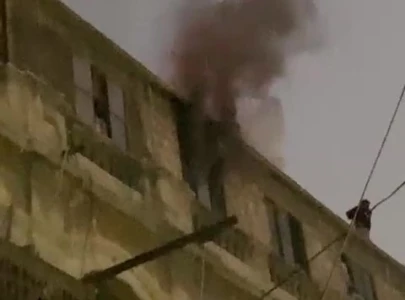 fire breaks out in building near karachi s jodia bazaar rescue 1122