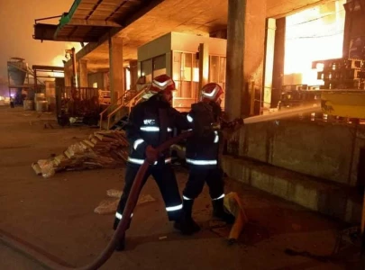 rescue 1122 staff controlling fire in lahore photo 1122 information fb page