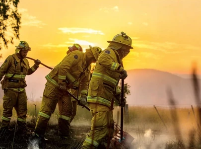 firefighters order evacuation as heatwave bakes australia