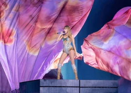 taylor swift gives 100 000 bonus and hand written note to eras tour crew members after u s leg