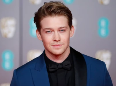 taylor swift s ex boyfriend joe alwyn wins hearts on late night debut