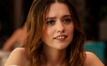 white lotus star aimee lou wood jokes her teeth are the reason she doesn t sound american despite pitching accent