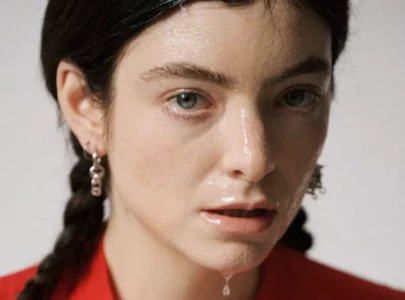 lorde performs unreleased song at washington square park after police shut down pop up