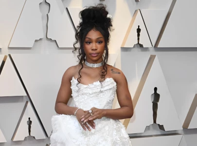 sza convinces child to ditch whippets for selfie as she criticises drug targeting on social media sza convinces child to ditch whippets for selfie as she criticises drug targeting on social media