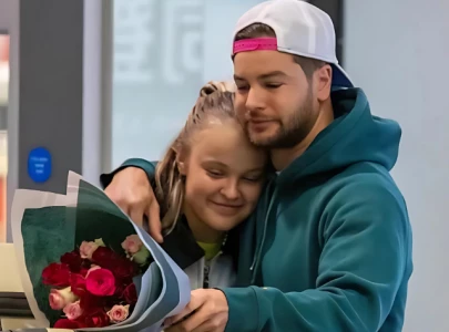 jojo siwa receives rose bouquet from chris hughes amid intimate moment in london jojo siwa receives rose bouquet from chris hughes amid intimate moment in london
