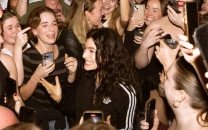 lorde sneaks into sydney club to party with fans ahead of upcoming album release