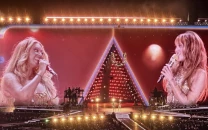 beyonc brings out best friend miley cyrus for ii most wanted duet on cowboy carter paris concert