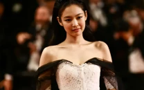 blackpink s jennie faces backlash after viral video shows her allegedly being rude towards stage staff