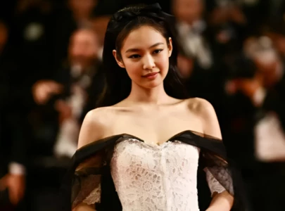 blackpink s jennie faces backlash after viral video shows her allegedly being rude towards stage staff blackpink s jennie faces backlash after viral video shows her allegedly being rude towards stage staff