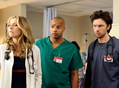 scrubs reboot greenlit at abc with zach braff donald faison and sarah chalke returning