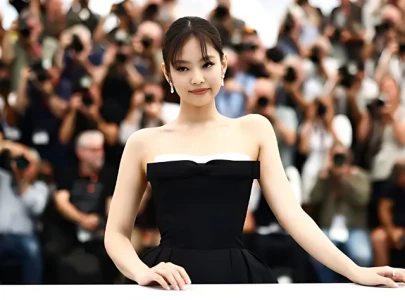 blackpink s jennie faces criticism for lazy performance on tour as fans defend technical issues