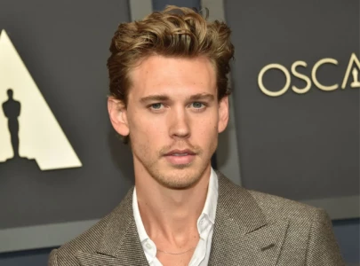 austin butler praised for generous red carpet gesture at caught stealing premiere austin butler praised for generous red carpet gesture at caught stealing premiere