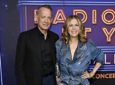 tom hanks and rita wilson walk out of snl50 concert after jimmy fallon s awards joke