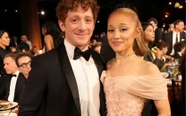 ethan slater caught on camera protecting ariana grande at 2025 sag awards ethan slater caught on camera protecting ariana grande at 2025 sag awards