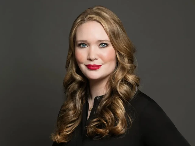 sarah j maas gives major update on a court of thorns and roses upcoming books sarah j maas gives major update on a court of thorns and roses upcoming books